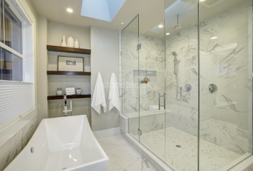 Obklad kúpeľne z bieleho mramoru