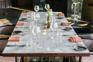 Mramorový stôl bielo-sivej kresby
