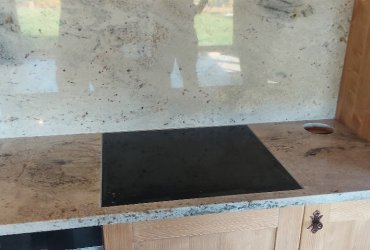 Granitová kuchynská pracovná doska s varnou doskou zapustenou v kameni
