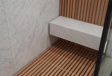 Masívny kúpeľňový sedák z bieleho mramoru, v Bratislave