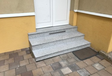 Exteriérové protišmykové schody zo žuly sivej farby