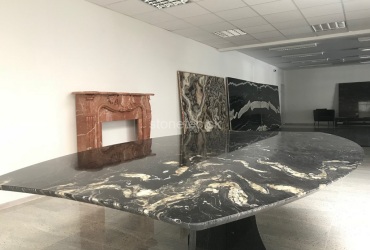 Kancelársky stôl z prírodného kameňa - granit Titanium Gold