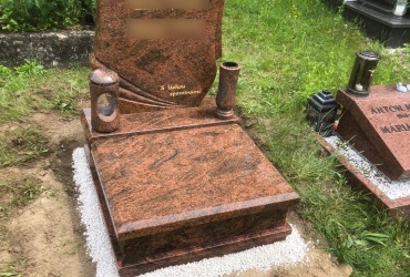Urnový hrob medenej kresby s pomníkom z materiálu Multicolor Red