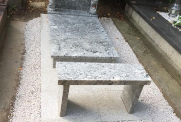 Urnový hrob s lavičkou realizovaný v Slávičom údolí