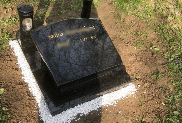 Čierna žula použitá na urnový hrob