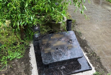 Šikminkový urnový hrob  z materiálu žula Paradiso Classico