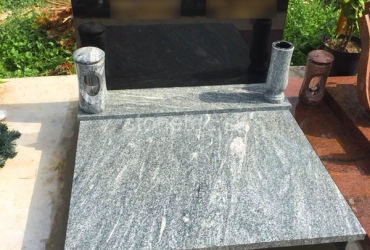 Urnový hrob s pomníkom v tvare miernej vlnky