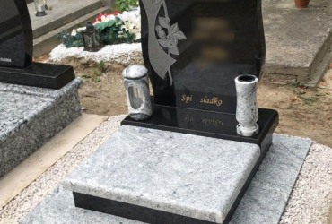 Urnový hrob s ručne tvarovaným pomníkom s kresbou ruže