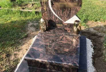 Urnový hrob s pomníkom v tvare srdiečka