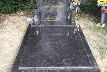 Urnový viacgeneračný hrob zo žuly realizovaný v cintoríne Vrakuňa