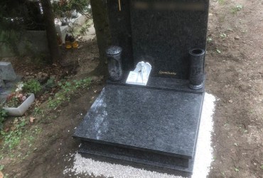 Urnový hrob s pomníkom z materiálu antracitovej kresby - Steel Grey