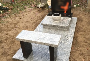 Urnový hrob s podlahou a lavičkou z rovnakého kameňa