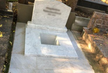Urnový hrob z bieleho mramora