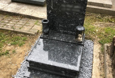 Sivo-modrastý urnový hrob s pomníkom z prírodného kameňa
