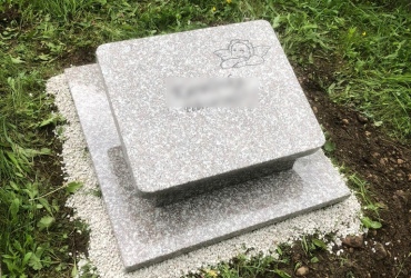 Urnový šikminkový hrob z bledo-hnedého kameňa