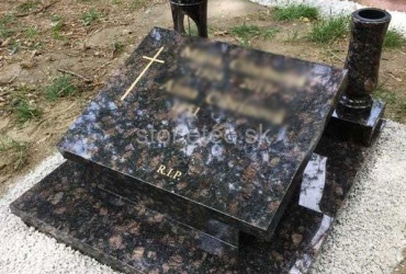 Urnový hrob hnedej farby zo žuly Tan Brown