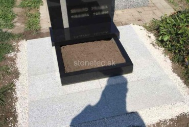 Viacgeneračný urnový hrob zo žuly Absolute Black