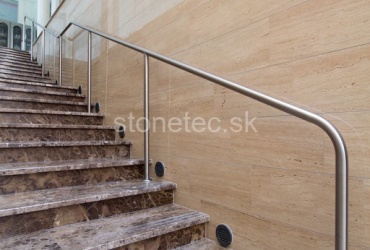 Exteriérové schody z hnedého mramoru