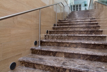 Exteriérové schody z hnedého mramoru